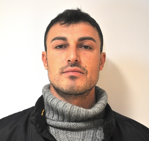 IN MANETTE GIOVANE ALBANESE