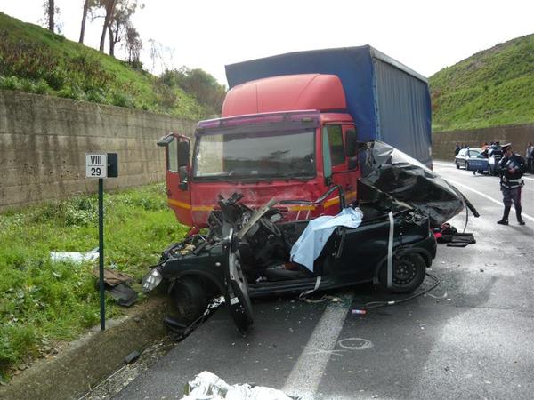DUE MORTI ED UN FERITO SULLA RAGUSA CATANIA