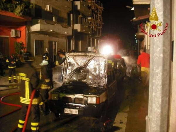 INCENDIO D’AUTO AD ACATE