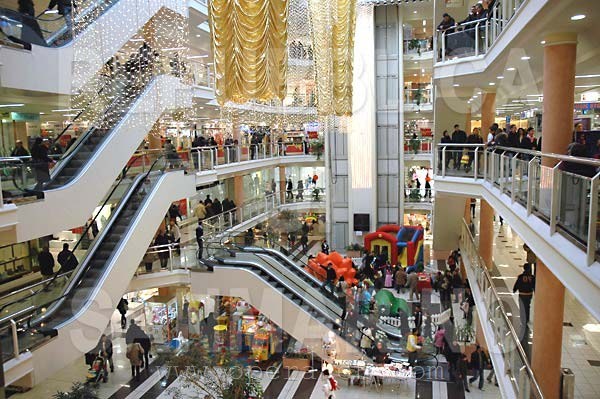 I centri commerciali restano chiusi nei giorni domenicali e festivi. Lo precisa il Comune