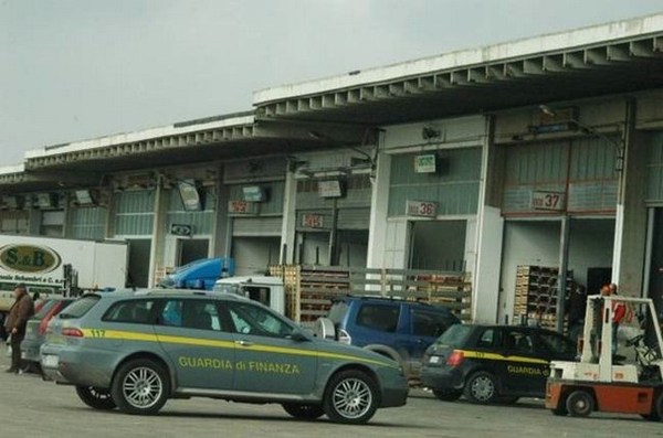 VITTORIA, TRUFFATI 9 BOX AL MERCATO