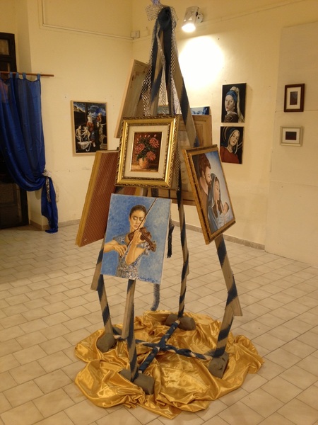 UN ALBERO DI NATALE FATTO CON I QUADRI