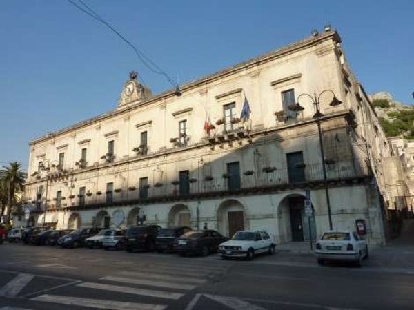 Modica in pieno clima elettorale e si continuano a  registrare cambi di partito per garantirsi l’elezione a Palazzo san Domenico