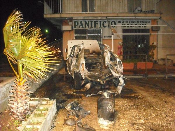 INCENDIO D’AUTO IN VIALE DELLE AMERICHE