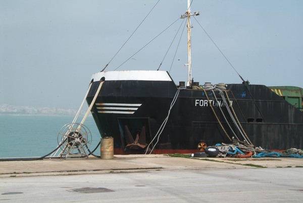 LA STORIA INFINITA DELLA MOTONAVE FORTUNA II FERMA DA QUASI CINQUE ANNI AL PORTO DI POZZALLO