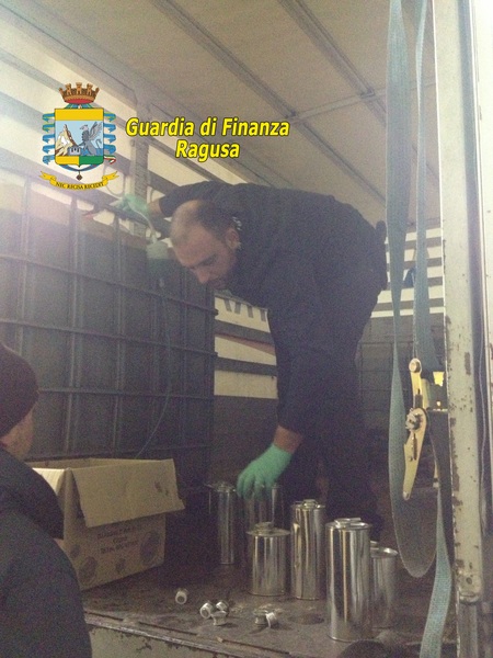 LA GUARDIA DI FINANZA DI VITTORIA SEQUESTRA PRESSO UN’AZIENDA DI AUTOTRASPORTO 5.000 LITRI DI GASOLIO AGEVOLATO E 3 CAMION