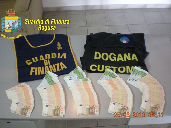 PORTO DI POZZALLO: LA GUARDIA DI FINANZA SCOPRE UN MARSALESE CON 100.000 EURO IN CONTANTI