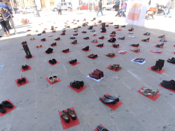 PIAZZA VITTORIO EMANUELE PUNTELLATA DI SCARPE DA DONNA
