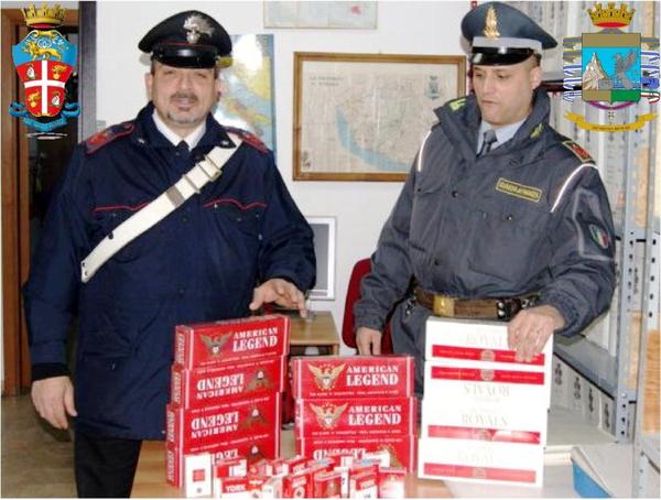 CARABINIERI E FINANZIERI TROVANO SIGARETTE IN PESCHERIA