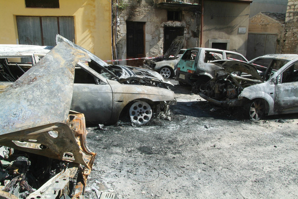 FUOCO NELLA NOTTE A POZZALLO. DISTRUTTE SEI AUTOVETTURE