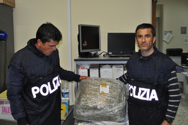 DROGA: SEQUESTRATI DALLA SQUADRA MOBILE 35 KG. DI  MARIJUANA