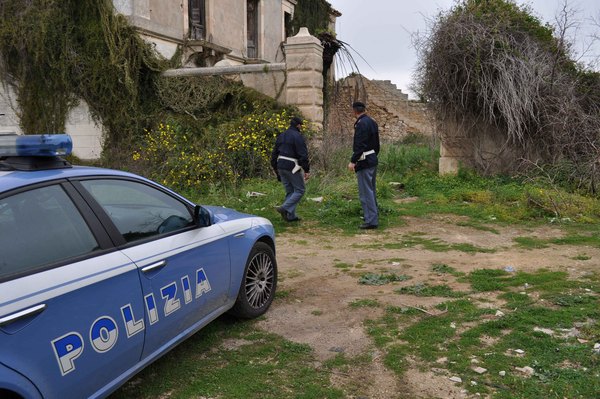 LA POLIZIA ARRESTA TRE PERSONE RESPONSABILI DI RAPINA