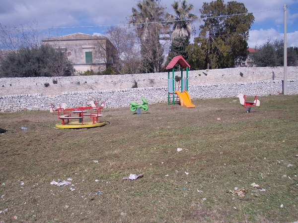 MODICA, RIPULITA L’AREA ATTREZZATA DI CORSO SANDRO PERTINI