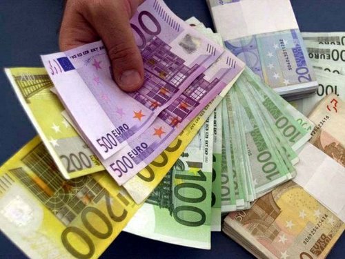 Vince 170 milioni di euro ma sceglie di continuare a fare la cameriera