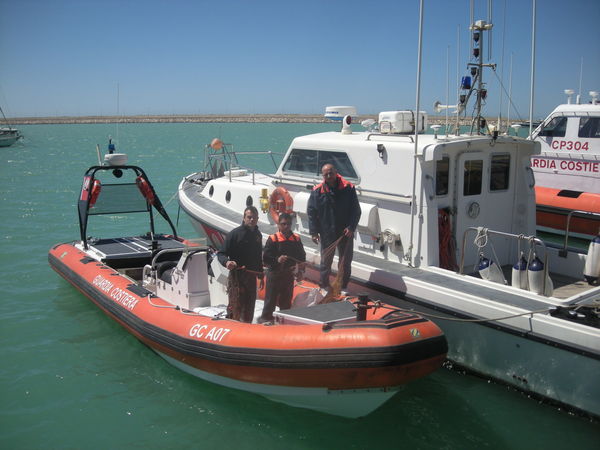 SEQUESTRATE 450 METRI DI RETI ABUSIVAMENTE CALATE ALL’INTERNO DEL PORTO COMMERCIALE DI POZZALLO