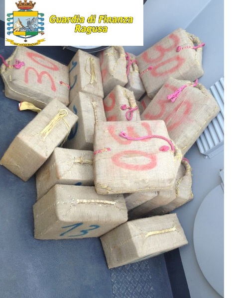 FERMA AL PORTO DI POZZALLO LA NAVE TURCA BLOCCATA IN ACQUE INTERNAZIONALI CON UNA TONNELLATA DI DROGA
