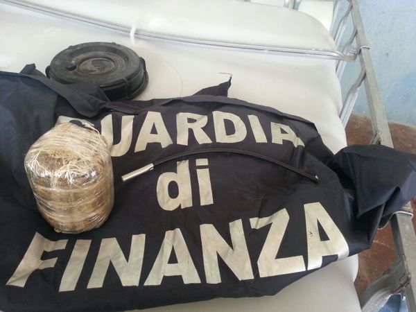 GUARDIA DI FINANZA SEQUESTRA ESPLOSIVO NEL CORSO DELL’APERTURA DI UNA VERIFICA FISCALE