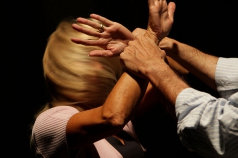 Violentava la compagna e la figlia. I particolari della terribile storia