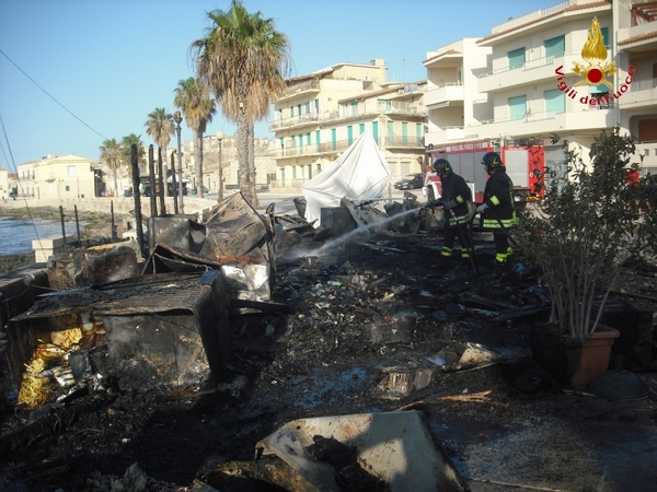 CHIOSCO DATO ALLE FIAMME SUL LUNGOMARE DI SAMPIERI