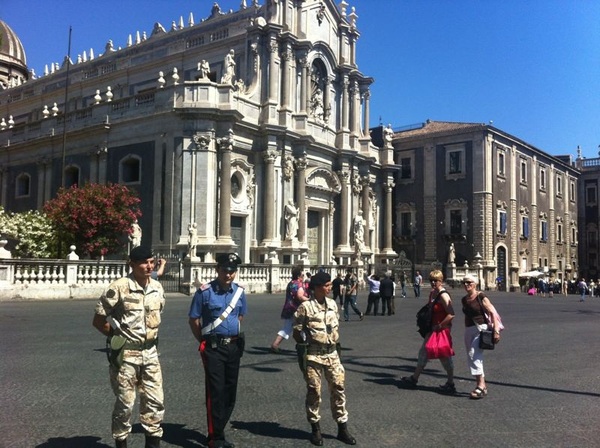 MILITARE LIBERO DAL SERVIZIO INTERVIENE PER SVENTARE UNA RAPINA IN UNA ABITAZIONE