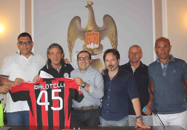 L’AMMINISTRAZIONE COMUNALE FA DONO ALLA PROTEZIONE CIVILE DELLA MAGLIA DI MARIO BALOTELLI