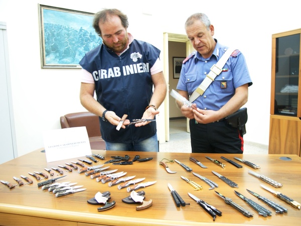 ALLA FIERA DI SAN GIOVANNI SEQUESTRATI OLTRE CINQUANTA COLTELLI
