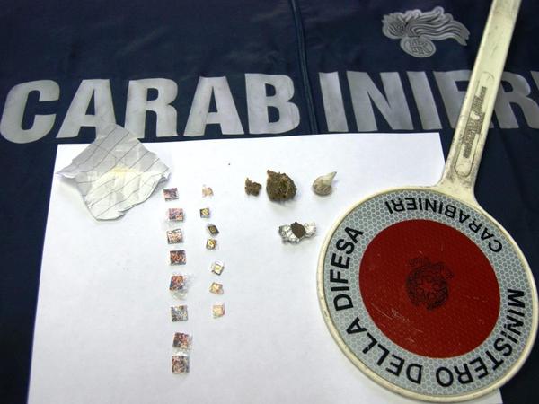 ARRESTATA RAGAZZA ISPICESE CON UN CAMPIONARIO DI DROGHE