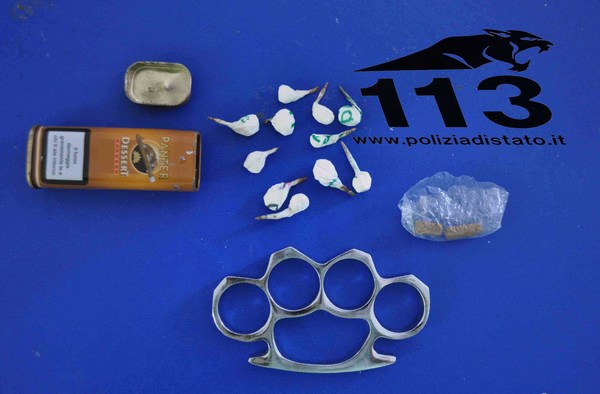 UNDICI CONFEZIONI DI COCAINA. ARRESTATO INCENSURATO