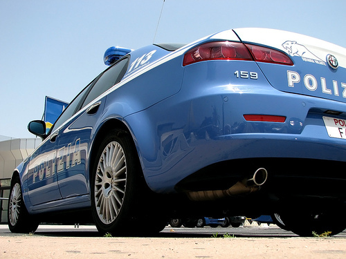 AGENTE DELLA POLIZIA DI STATO – SQUADRA VOLANTI – LIBERO DAL SERVIZIO, METTE IN FUGA TRE MALVIVENTI