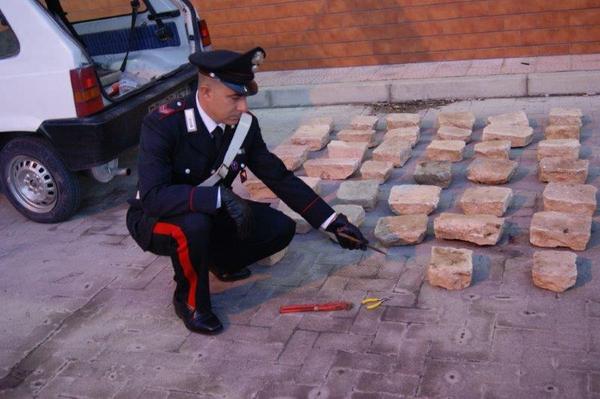 SORPRESI A RUBARE BASOLE DI PIETRA. IN ARRESTO TRE MODICANI
