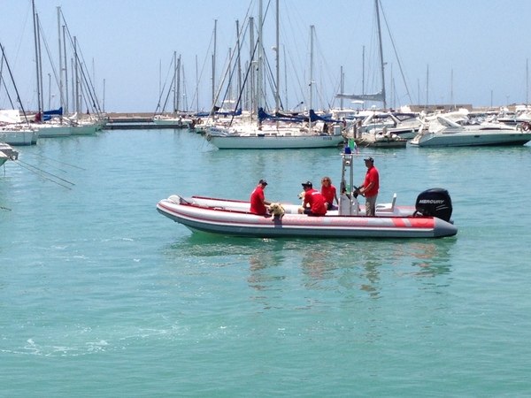 GLI UOMINI DELLA PROTEZIONE CIVILE COMUNALE TRAGGONO IN SALVO UNA FAMIGLIA RUSSA IN VACANZA A MARINA DI RAGUSA