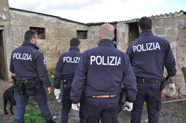 LA POLIZIA DI STATO – SQUADRA MOBILE, REPARTO VOLO E UNITÀ CINOFILE – HA SEQUESTRATO NUMEROSE ARMI CLANDESTINE
