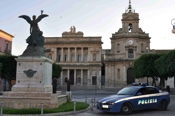 PIAZZA DEL POPOLO, TEATRO… DI PREPOTENTI