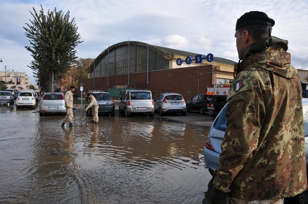 ALLUVIONE SARDEGNA. L’ESERCITO AL LAVORO NEL CENTRO DI OLBIA