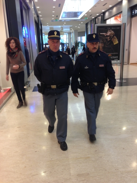 LA POLIZIA DI STATO – SQUADRA VOLANTI – ARRESTA LADRE PROFESSIONISTE SPECIALIZZATE IN FURTI PRESSO CENTRI COMMERCIALI