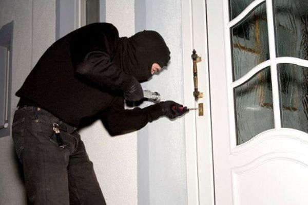 Era un giovane tunisino che rubava nelle case a mare. Arrestato dai Carabinieri