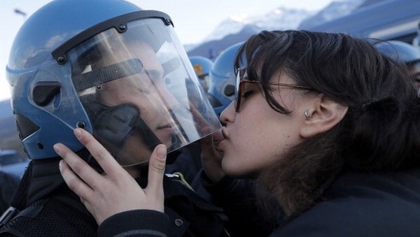 QUEL BACIO CHE COSTO’ UNA DENUNCIA