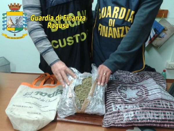PORTO DI POZZALLO: GUARDIA DI FINANZA SEQUESTRA OLTRE 1 CHILO DI MARIJUANA