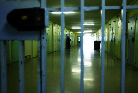 Detenuto tenta di aggredire infermiera e appicca fuoco in cella