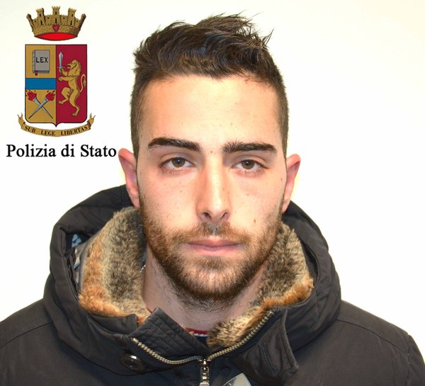 LA POLIZIA DI STATO – SQUADRA MOBILE SEZ. CRIMINALITÀ DIFFUSA – HA ARRESTATO SPACCIATORE “IN ERBA” DI MARIJUANA,