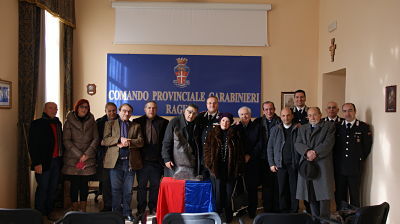 IL NOTO MAESTRO D’ARTE ALFIO NICOLOSI DONA UNA SCULTURA AL COMANDO PROVINCIALE CARABINIERI.