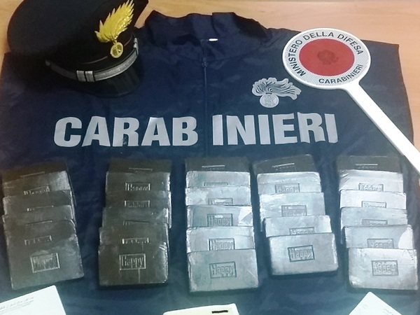 TRE ARRESTI PER DETENZIONE DI STUPEFACENTE AI FINI DI SPACCIO