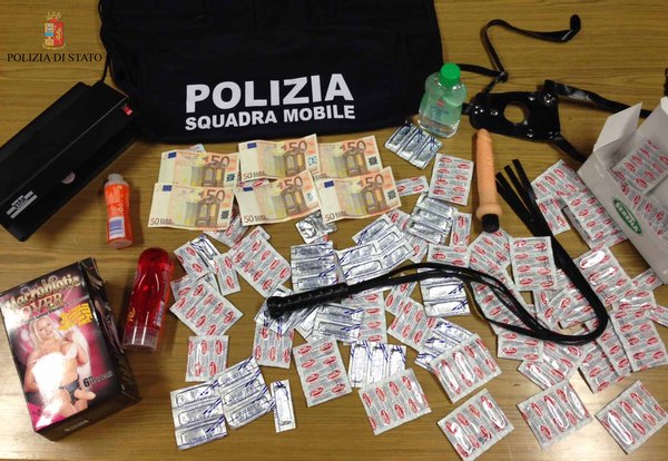 LA POLIZIA DI STATO INDIVIDUA E SGOMINA UN GRUPPO DI INSOSPETTABILI CHE GESTIVA QUASI 50 PERSONE (UOMINI E DONNE) AL FINE DI FARLE PROSTITUIRE.