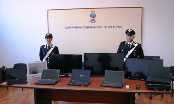 COMISO.SGOMINATA DAI CARABINIERI  BANDA DEDITA AI FURTI