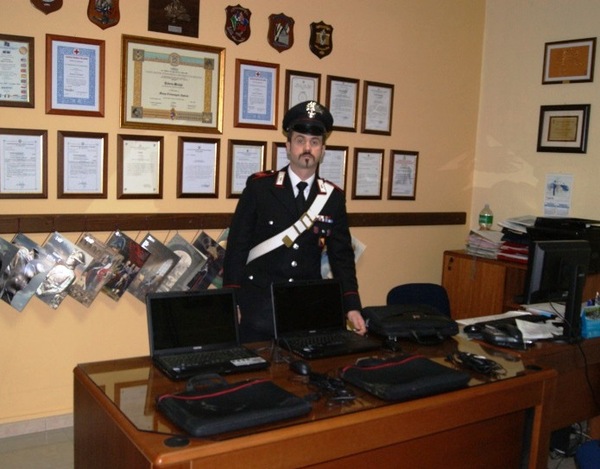 ACATE. RUBANO COMPUTER IN UNA SCUOLA