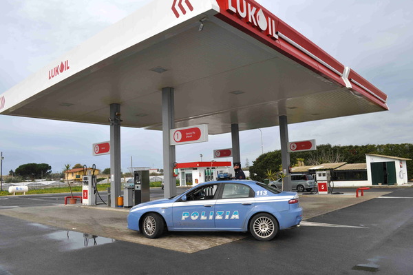 RAPINA AL DISTRIBUTORE DI CARBURANTE