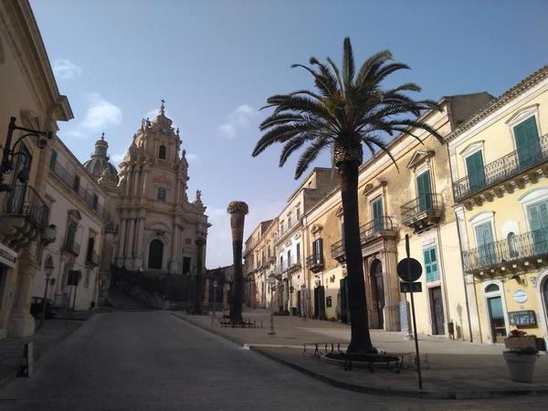 IL PUNTERUOLO ROSSO COLPISCE ANCORA: PIAZZA DUOMO A IBLA SENZA PALME
