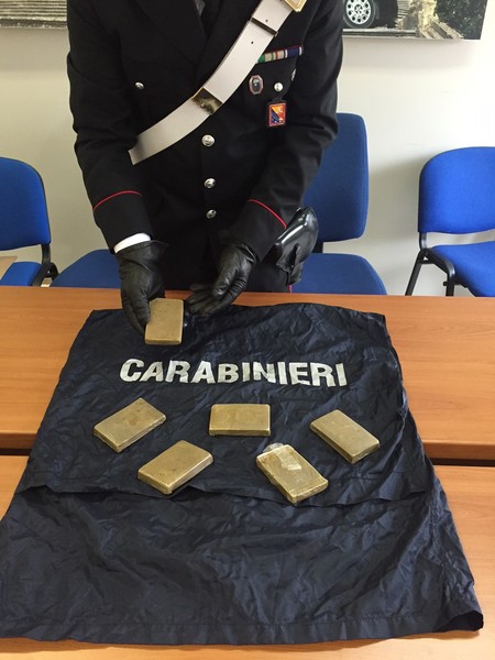 SORPRESI CON 6 PANETTI DI HASHISH, ARRESTATI DUE CORRIERI DELLA DROGA.