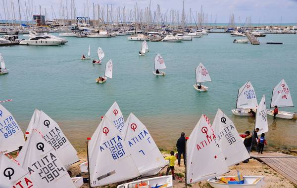 I CATANESI GIUSEPPE SANTAGATI E MATTEO MACRI’ SUL PODIO DELLA PRIMA PROVA DEL TROFEO DEI COMITATI PER LA CLASSE “OPTIMIST”