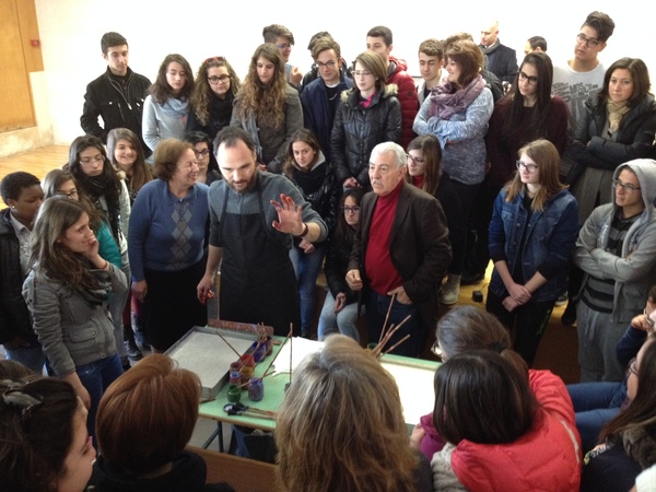 KUBILAY ERALP DINCER  , PROFESSORE DI PITTURA  , INCONTRA GLI STUDENTI DELL’ISTITUTO I.I.S. G. FERRARI  DI RAGUSA PER UNA DIMOSTRAZIONE DELLA TECNICA  TRADIZIONALE TURCA  EBRU